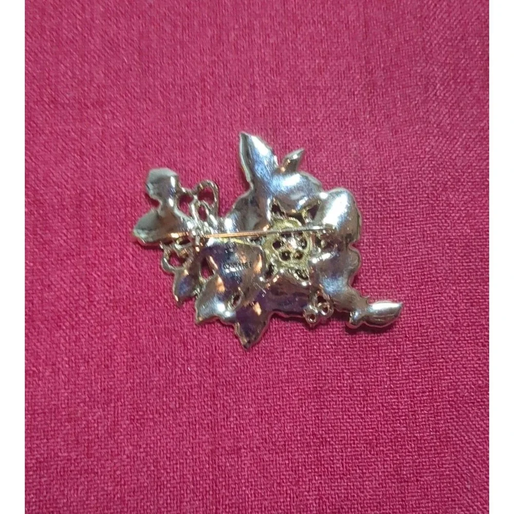 Vintage Monet Enamel Green & White Flower Brooch Pin, Gold Tone & Faux Pearl‎